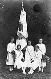 altes schwarzweiss-Foto Vereinsvorstand mit Fahne