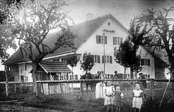 altes Foto mit Bauernhaus und Personen