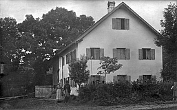altes schwarweiss-Foto von Bauernhaus mit Personen